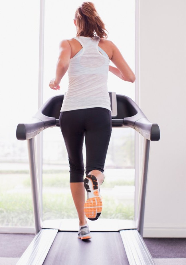 femme qui court sur un tapis de course