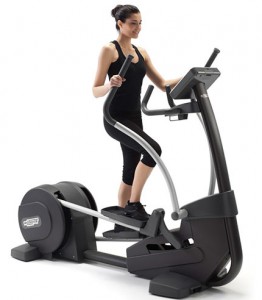 femme qui fait du vélo elliptique
